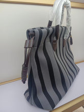 Carregar imagem no visualizador da galeria, Bolsa Maxi Listrada — Estilo, Espaço e Versatilidade - Modelo Ibiza