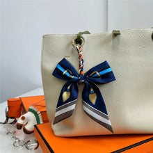 Carregar imagem no visualizador da galeria, Berloque para Bolsa - Modelo Laço em Lenço