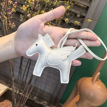 Carregar imagem no visualizador da galeria, Berloque Mini Pegasus (Hermès Inspiração) em Couro PU para sua Bolsa