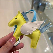 Carregar imagem no visualizador da galeria, Berloque Mini Pegasus (Hermès Inspiração) em Couro PU para sua Bolsa