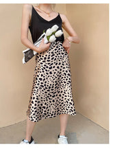 Carregar imagem no visualizador da galeria, Saia Midi Acetinada - Modelo Leopardo