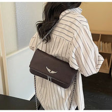 Carregar imagem no visualizador da galeria, Bolsa Signature - Estilo Clássico Francês, com Correntes e Pedras Incrustadas