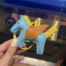 Carregar imagem no visualizador da galeria, Berloque Mini Pegasus (Hermès Inspiração) em Couro PU para sua Bolsa
