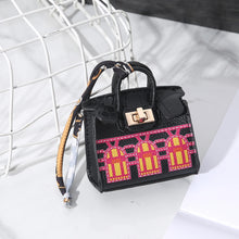 Carregar imagem no visualizador da galeria, Berloque para Bolsa e Porta Earpod - Modelo Mini Bolsa Birkin