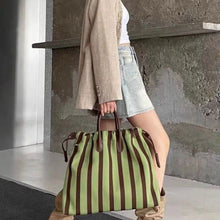 Carregar imagem no visualizador da galeria, Bolsa Maxi Listrada — Estilo, Espaço e Versatilidade - Modelo Ibiza