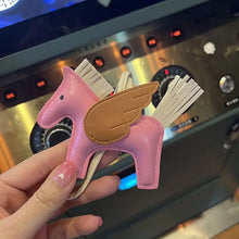 Carregar imagem no visualizador da galeria, Berloque Mini Pegasus (Hermès Inspiração) em Couro PU para sua Bolsa