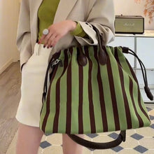 Carregar imagem no visualizador da galeria, Bolsa Maxi Listrada — Estilo, Espaço e Versatilidade - Modelo Ibiza