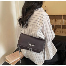 Carregar imagem no visualizador da galeria, Bolsa Signature - Estilo Clássico Francês, com Correntes e Pedras Incrustadas