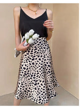 Carregar imagem no visualizador da galeria, Saia Midi Acetinada - Modelo Leopardo