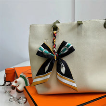 Carregar imagem no visualizador da galeria, Berloque para Bolsa - Modelo Laço em Lenço