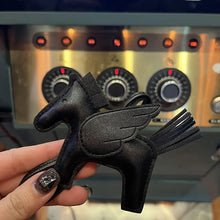 Carregar imagem no visualizador da galeria, Berloque Mini Pegasus (Hermès Inspiração) em Couro PU para sua Bolsa