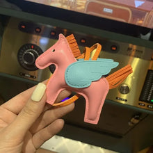 Carregar imagem no visualizador da galeria, Berloque Mini Pegasus (Hermès Inspiração) em Couro PU para sua Bolsa
