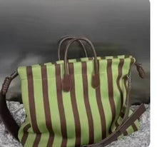 Carregar imagem no visualizador da galeria, Bolsa Maxi Listrada — Estilo, Espaço e Versatilidade - Modelo Ibiza