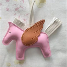 Carregar imagem no visualizador da galeria, Berloque Mini Pegasus (Hermès Inspiração) em Couro PU para sua Bolsa