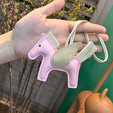 Carregar imagem no visualizador da galeria, Berloque Mini Pegasus (Hermès Inspiração) em Couro PU para sua Bolsa