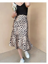 Carregar imagem no visualizador da galeria, Saia Midi Acetinada - Modelo Leopardo