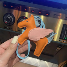 Carregar imagem no visualizador da galeria, Berloque Mini Pegasus (Hermès Inspiração) em Couro PU para sua Bolsa