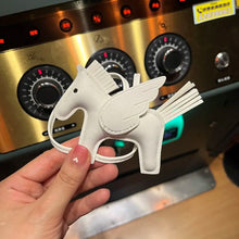 Carregar imagem no visualizador da galeria, Berloque Mini Pegasus (Hermès Inspiração) em Couro PU para sua Bolsa