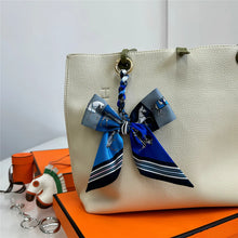Carregar imagem no visualizador da galeria, Berloque para Bolsa - Modelo Laço em Lenço