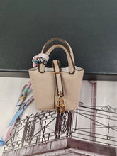 Carregar imagem no visualizador da galeria, Berloque para Bolsas e porta Earpods - Modelo Mini Picotin Hermès