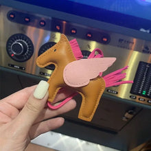 Carregar imagem no visualizador da galeria, Berloque Mini Pegasus (Hermès Inspiração) em Couro PU para sua Bolsa