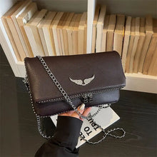 Carregar imagem no visualizador da galeria, Bolsa Signature - Estilo Clássico Francês, com Correntes e Pedras Incrustadas