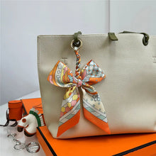 Carregar imagem no visualizador da galeria, Berloque para Bolsa - Modelo Laço em Lenço