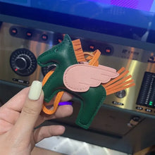 Carregar imagem no visualizador da galeria, Berloque Mini Pegasus (Hermès Inspiração) em Couro PU para sua Bolsa