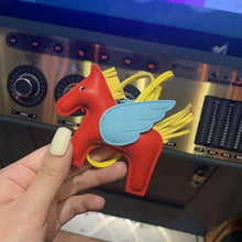 Carregar imagem no visualizador da galeria, Berloque Mini Pegasus (Hermès Inspiração) em Couro PU para sua Bolsa