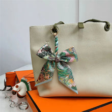 Carregar imagem no visualizador da galeria, Berloque para Bolsa - Modelo Laço em Lenço