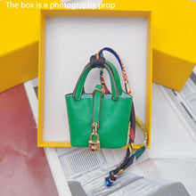 Carregar imagem no visualizador da galeria, Berloque para Bolsas e porta Earpods - Modelo Mini Picotin Hermès