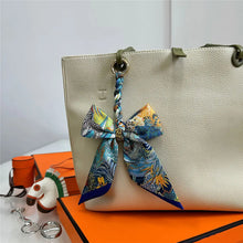 Carregar imagem no visualizador da galeria, Berloque para Bolsa - Modelo Laço em Lenço