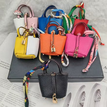 Carregar imagem no visualizador da galeria, Berloque para Bolsas e porta Earpods - Modelo Mini Picotin Hermès