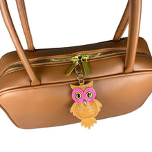 Carregar imagem no visualizador da galeria, Berloque para Bolsas - Coruja em Couro PU