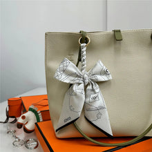 Carregar imagem no visualizador da galeria, Berloque para Bolsa - Modelo Laço em Lenço