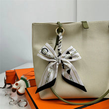 Carregar imagem no visualizador da galeria, Berloque para Bolsa - Modelo Laço em Lenço