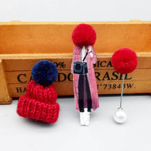 Carregar imagem no visualizador da galeria, Broches Conjunto 3 peças Boneca Cartoon, Gorro de Lã e Pompom - Sociedade Global