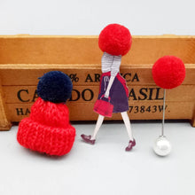 Carregar imagem no visualizador da galeria, Broches Conjunto 3 peças Boneca Cartoon, Gorro de Lã e Pompom - Sociedade Global