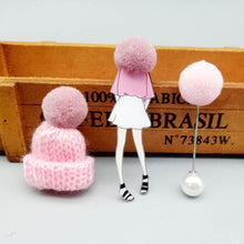 Carregar imagem no visualizador da galeria, Broches Conjunto 3 peças Boneca Cartoon, Gorro de Lã e Pompom - Sociedade Global