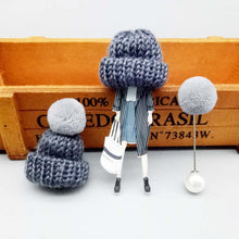 Carregar imagem no visualizador da galeria, Broches Conjunto 3 peças Boneca Cartoon, Gorro de Lã e Pompom - Sociedade Global
