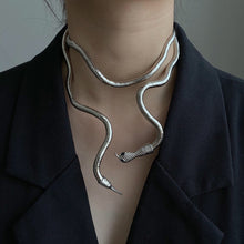 Carregar imagem no visualizador da galeria, Colar Serpente Design Exclusivo - Oferta lançamento HOJE