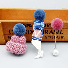 Carregar imagem no visualizador da galeria, Broches Conjunto 3 peças Boneca Cartoon, Gorro de Lã e Pompom - Sociedade Global