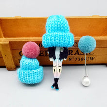 Carregar imagem no visualizador da galeria, Broches Conjunto 3 peças Boneca Cartoon, Gorro de Lã e Pompom - Sociedade Global