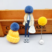 Carregar imagem no visualizador da galeria, Broches Conjunto 3 peças Boneca Cartoon, Gorro de Lã e Pompom - Sociedade Global