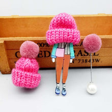 Carregar imagem no visualizador da galeria, Broches Conjunto 3 peças Boneca Cartoon, Gorro de Lã e Pompom - Sociedade Global