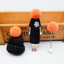 Carregar imagem no visualizador da galeria, Broches Conjunto 3 peças Boneca Cartoon, Gorro de Lã e Pompom - Sociedade Global