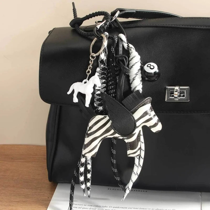 Berloque para Bolsa - Modelo Pégasus Zebrado