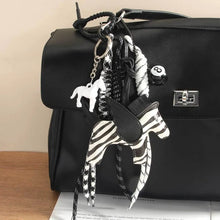 Carregar imagem no visualizador da galeria, Berloque para Bolsa - Modelo Pégasus Zebrado
