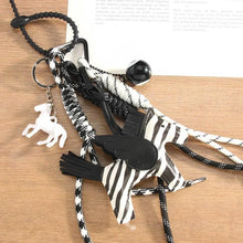 Carregar imagem no visualizador da galeria, Berloque para Bolsa - Modelo Pégasus Zebrado
