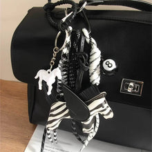 Carregar imagem no visualizador da galeria, Berloque para Bolsa - Modelo Pégasus Zebrado
